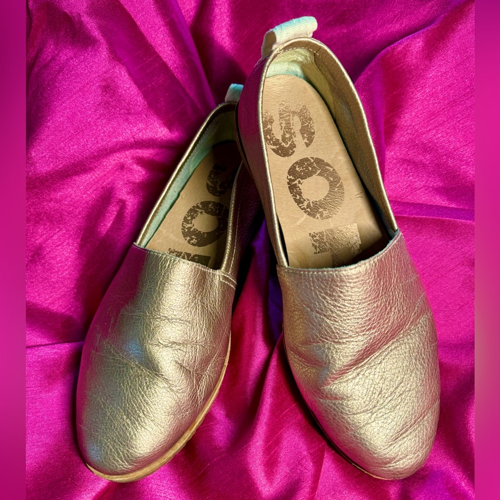 SOREL “Ella” Gold Leather Slip-On EUC w/ Box